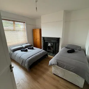 Very Nice Triple At 2 Iveragh Rd-5 Dublin