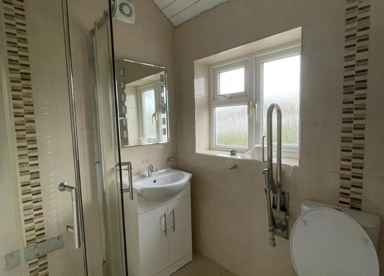 Superb Triple Room Near Airport - 4 Dublin Guest house