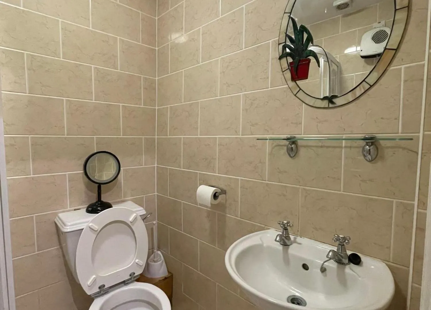 Guest house Superb Triple Room Near Airport - 4 Dublin Ireland